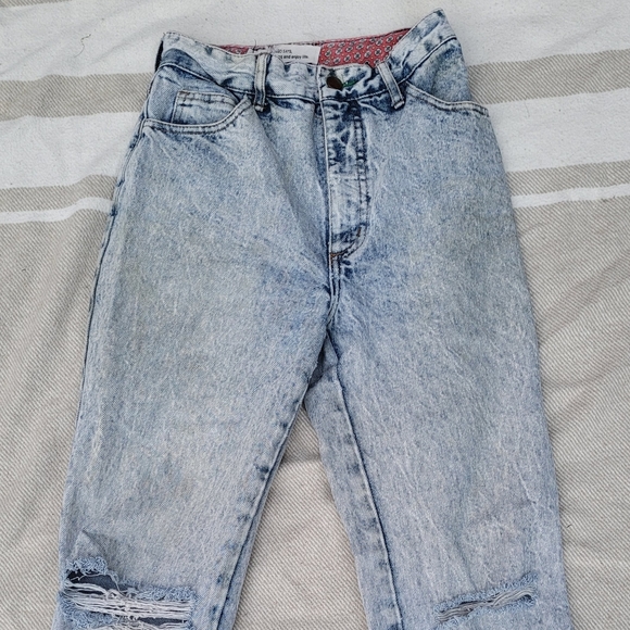 Vintage 1990s BONGO light blue acid wash distressed jeans - Picture 5 of 9